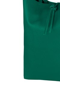 Leren tas in blauwgroene kleur met een gestructureerd oppervlak. Voorzien van een trekkoordsluiting en een open bovenkant. Eenvoudig, rechthoekig ontwerp.