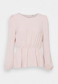 Haut rose clair à manches longues avec un col rond, une taille froncée et des manches légèrement bouffantes. Tissu doux et texturé avec un design à basque.