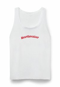 Camiseta sin mangas blanca de algodón, con el texto curvado en rojo "Heartbreaker" en el frente. Diseño clásico sin mangas con cuello redondo.
