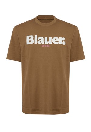 Maglietta marrone a maniche corte con testo bianco "Blauer." e scritta rosa più piccola "USA" stampata sotto sul petto.