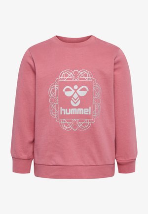 Rosa Sweatshirt aus weichem Material, mit Rundhalsausschnitt, langen Ärmeln und einem zentralen weißen Logodesign mit dekorativen Akzenten.