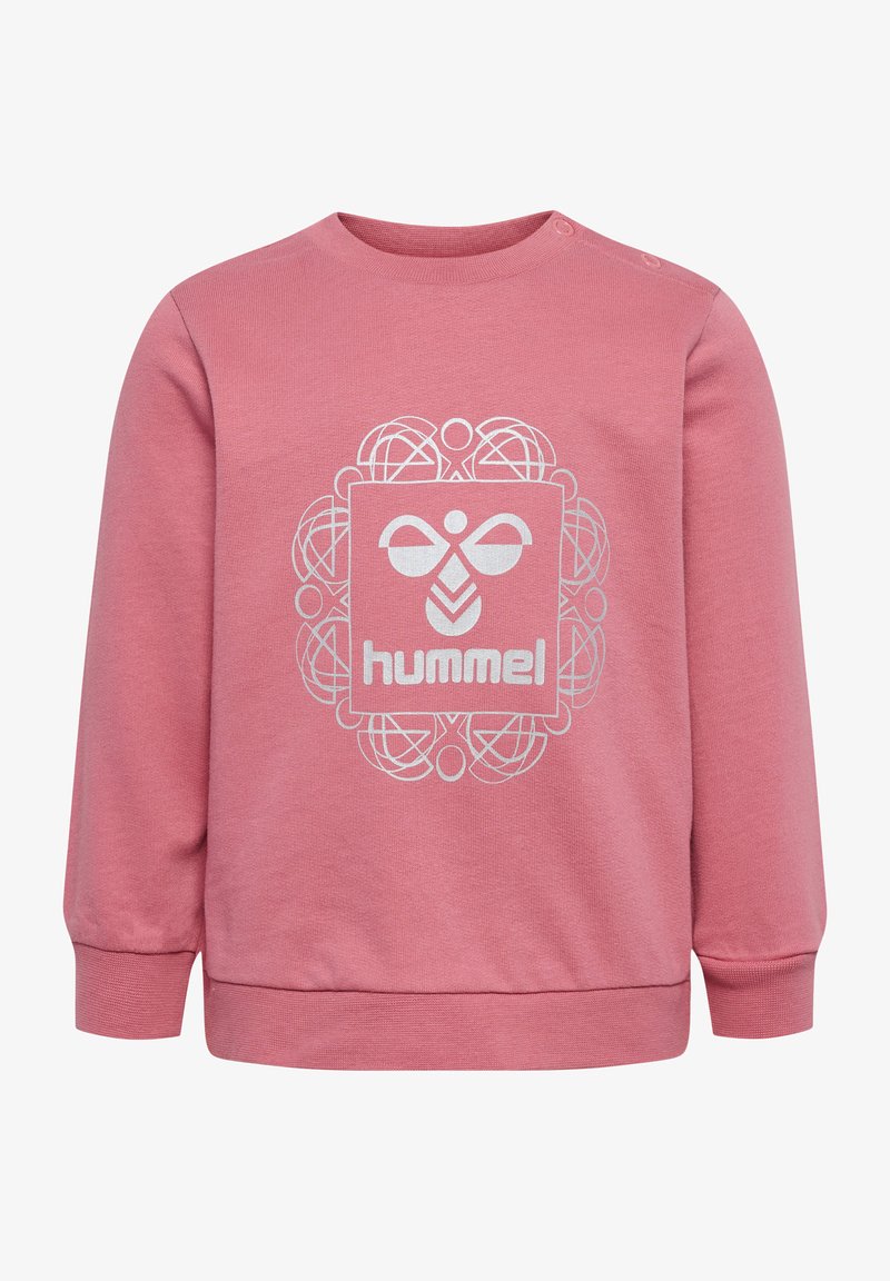 Rosa sweatshirt gjord av mjukt tyg, med rund hals, långa ärmar och en central vit logotypdesign med dekorativa detaljer.