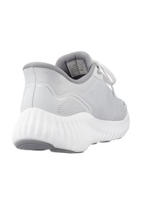 Zapatilla deportiva gris con parte superior texturizada, cuello acolchado y suela de goma blanca con diseño estriado para mayor tracción. Incluye cordones.