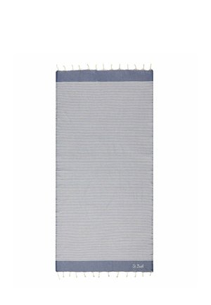 Rechthoekige handdoek met marineblauwe en witte strepen, marineblauwe randen en crèmekleurige kwastjes aan beide korte zijden, "St. Barth" logo rechtsonder.