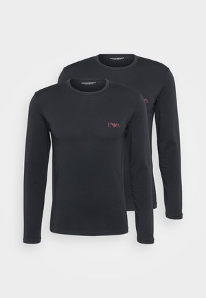 Zwei langärmlige schwarze Hemden aus glattem Stoff, mit einem kleinen roten "EVA"-Logo auf der Brust und einem klassischen Rundhalsausschnitt.