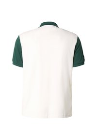 Koszulka polo z białym tułowiem i zielonymi krótkimi rękawami, z kołnierzykiem i gładką fakturą. Brak widocznych logo lub wzorów.