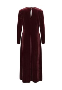 Burgundivörös bársonydressz hosszú ujjakkal, hátul kulcslyuk részlettel és áramló dizájnnal, amely a vádli közepéig ér, sima textúrával.