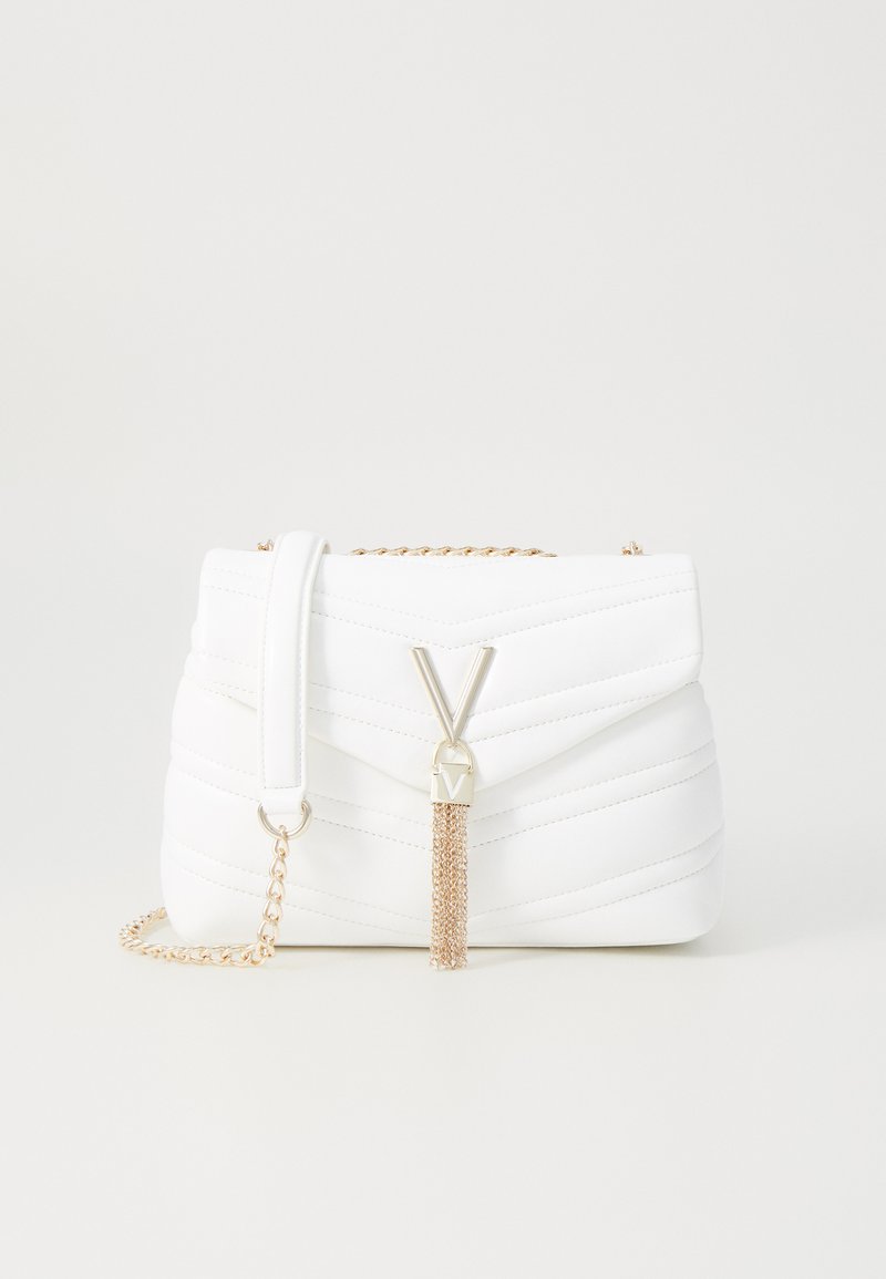 Borsa a tracolla bianca trapuntata con pattina ripiegata, catena dorata e caratteristico hardware dorato con accento a "V" e dettaglio con nappina.