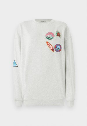 Sweatshirt cinza claro com gola redonda, apresentando cinco patches bordados coloridos de várias formas e designs na frente e na manga.
