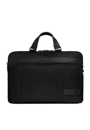 Sacoche d'ordinateur portable rectangulaire noire avec deux poignées supérieures, poche avant zippée et logo "Piquadro" sur le panneau supérieur lisse.
