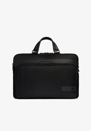 Bolsa de ordenador portátil rectangular negra con dos asas superiores, bolsillo frontal con cremallera y logotipo "Piquadro" en el panel superior liso.
