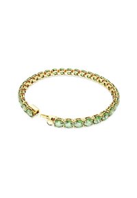 Zlatý náramok s jedným radom okrúhlych zelených drahokamov a sponou, na bielom pozadí.
