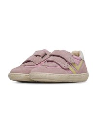 Chaussures en daim rose avec des côtés en mesh, des sangles à crochet et boucle, et une semelle en caoutchouc texturé avec un motif ondulé. Accents dorés sur le côté.
