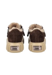 Braune Wildlederschuhe mit einer strukturierten beigen Sohle, einem mit Fell gefütterten Kragen und metallischen Akzenten an der Ferse. Verfügt über dekorative Beschläge an den Seiten.