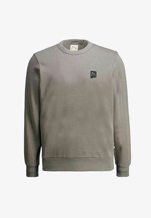 Sudadera gris con cuello redondo, mangas largas, puños elásticos y un pequeño parche de logo negro en el pecho. Material textil suave.