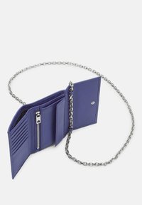 Fioletowy portfel z ekoskóry z odczepianym srebrnym łańcuchem, z wieloma miejscami na karty i zamykaną na zamek kieszenią na monety.