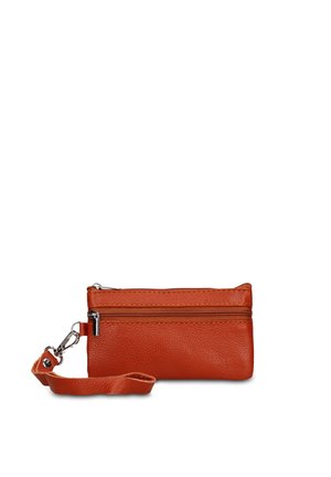Kleines oranges Lederhandgelenktäschchen mit zwei Reißverschlussfächern und abnehmbarem Handgelenkriemen vor weißem Hintergrund.