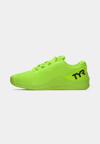 Neon zielone buty sportowe z teksturowaną siateczką, zawiązywane, z wyściełanym kołnierzem i czarnym logo na pięcie.