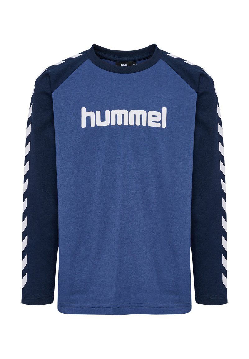 Langærmet t-shirt i blå og marineblå, med hvidt 'hummel' logo og chevron mønster på ærmerne. Fremstillet af blødt bomuldsblandingsstof.