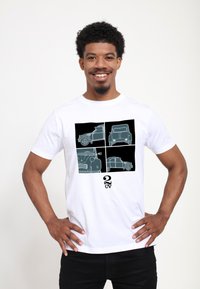 Bílý bavlněný tričko s grafickým motivem ve černé barvě, zobrazující čtyři náčrty aut, zvýrazněné modrou barvou, s textem "2 CV" dole.