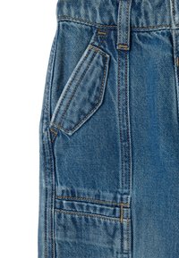 Pantalones de mezclilla en un tono azul medio con una textura deslavada. Presenta dos bolsillos laterales y costuras visibles en un color dorado contrastante.