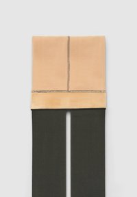 Beżowe i czarne legginsy ocieplane, złożone na płasko, prezentujące miękką beżową podszewkę i czarną zewnętrzną tkaninę z widocznym szwem.