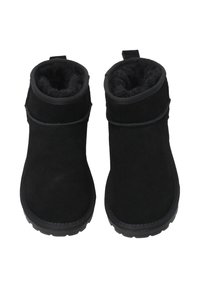 Černé kotníkové boty z měkké semišové kůže s plyšovou vnitřní podšívkou a pevnou gumovou podrážkou, se zapínáním na pásku kolem horní části.