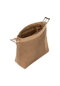Beige plisseret taske med guldlignende hardware, lynlåslukning og struktureret overflade, der har et rummeligt indre og en glat foring.