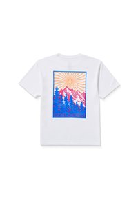 T-shirt en coton blanc avec un graphique coloré de montagnes et d'arbres en rose et bleu, bordé d'un cadre bleu et du texte "VOLCOM".