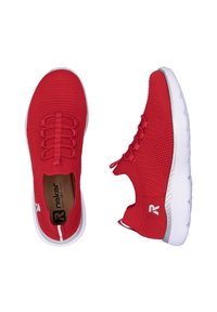 Baskets de sport rouges avec un dessus en tricot texturé, des lacets élastiques et une semelle en caoutchouc blanche. Présente un accent de logo sur le côté.