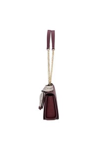 Borsa in pelle bordeaux con una catena dorata, forma rettangolare, superficie liscia e un'etichetta con logo prominente sul lato.