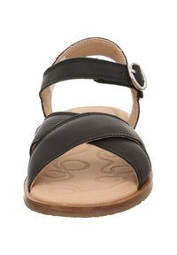 Schwarze Leder-Sandale mit kreuzenden Riemen, verstellbarem Knöchelriemen mit Schnalle und leichter hellbrauner Innensohle mit strukturierten Details.