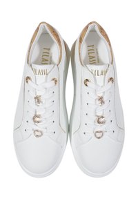 Sneakers in pelle bianca con dettagli dorati, lavorazioni testurizzate sui lacci e ciondoli decorativi a forma di lettere e di cuore.