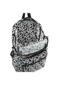 Mochila con un patrón de logo geométrico en blanco y negro. Cuenta con múltiples bolsillos con cremallera y un interior espacioso con un forro más claro.