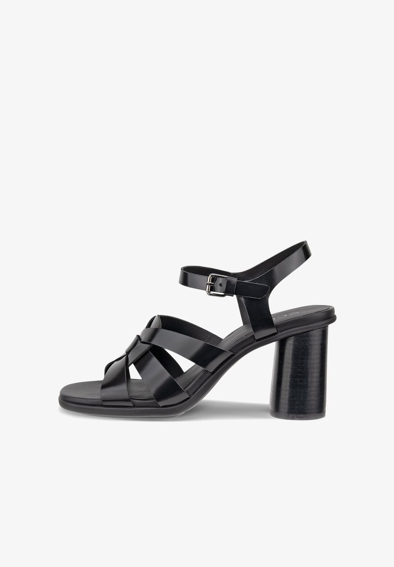 Juodos odos moteriškas sandalai su blokiniu kulnu, keliomis priekinėmis juostelėmis ir reguliuojamu kulkšnies sagteliu.