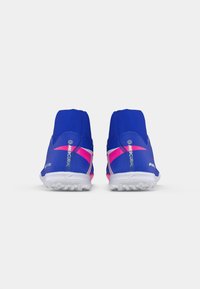 Μπλε αθλητικά παπούτσια με ψηλή σχεδίαση. Διαθέτουν ροζ και λευκές λεπτομέρειες, υφή επιφάνειας και καουτσούκ σόλα με καρφιά.