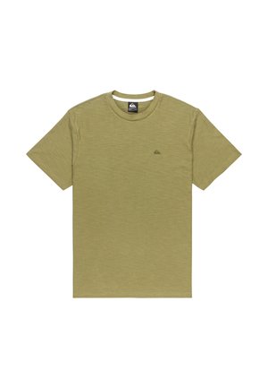 T-shirt vert olive à manches courtes, col rond et logo subtil sur la poitrine gauche. Tissu doux et texturé avec un aspect chiné.