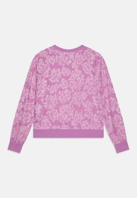 Pull en tricot rose avec un motif floral. Doté de poignets et d'un col côtelés, avec une coupe décontractée et une texture douce.