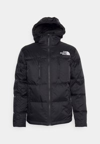 Chaqueta acolchada negra con capucha, cremallera frontal y dos bolsillos en el pecho. Fabricada con un tejido brillante y textura acolchada.