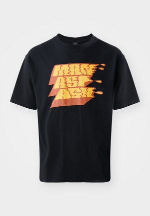 Schwarzes Baumwoll-T-Shirt mit einem bunten grafischen Design und stilisiertem Text in Orange und Gelb, das einen dynamischen Look erzeugt. Kurze Ärmel.