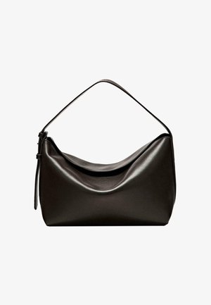Sac à bandoulière en cuir noir avec un design incurvé, une texture lisse, une seule sangle et une ouverture en haut. Style minimaliste et moderne.