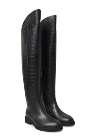 Stivali neri al ginocchio realizzati in pelle testurizzata con motivo coccodrillo, caratterizzati da una suola piatta e una finitura liscia.