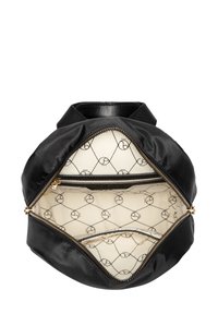 Zwarte nylon tas met een gouden rits en een crèmekleurig interieur met een geometrisch patroon. Inclusief twee binnenvakjes voor organisatie.