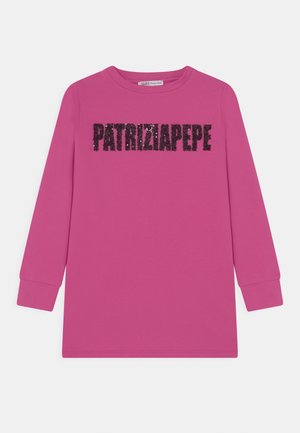 Abito in cotone rosa a maniche lunghe con il nome del brand "PATRIZIA PEPE" in paillettes nere sul petto. Collo rotondo semplice e polsini.