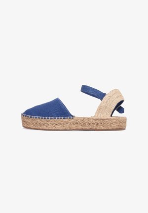 Espadrilla in tela blu con suola e tacco in corda di juta. Presenta una striscia slingback e cuciture lungo il bordo. Texture morbida.