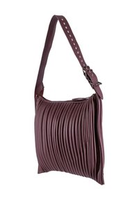 Borsa in pelle bordeaux con un design testurizzato e plissettato, ampia tracolla con borchie in metallo e chiusura con zip.