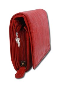 Rood lederen portemonnee met een textured oppervlak, rits sluiting en een decoratieve charme. Bevat meerdere kaartsleuven en vakken.