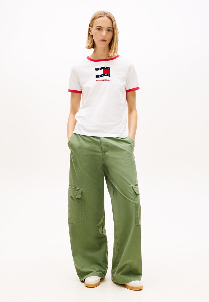 Tommy Jeans LOW RISE STRAIGHT WIDE LEG CARGO TROUSERS - Kapsáče - bay leaf
