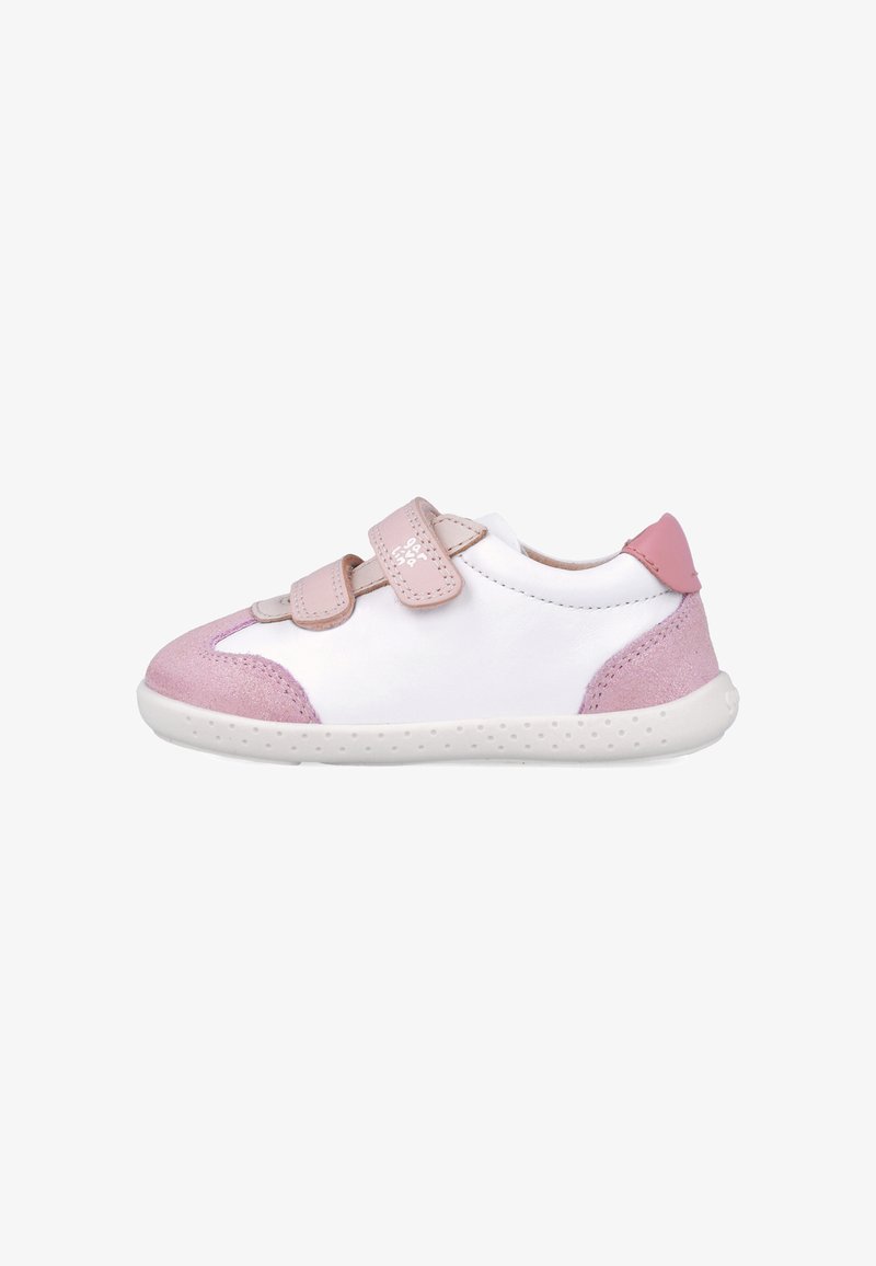 Zapatilla blanca con acentos en rosa, con un upper liso, correas de velcro y una lengüeta y talón acolchados y texturizados. Forma de punta redonda.