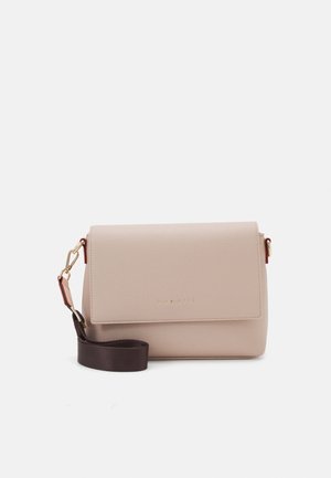 Bolso bandolera de cuero beige con cierre de solapa y amplia correa ajustable de color marrón oscuro sobre fondo liso.